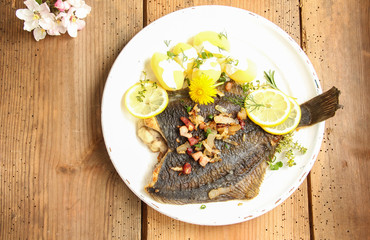 Scholle Maischolle Mai gebraten mit Speck Zwiebeln und Kartoffeln Salzkartoffeln Overhead View Top View