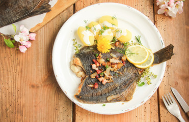 Scholle Maischolle Mai gebraten mit Speck und Zwiebeln Kartoffeln Salzkartoffeln Dillsauce Sauce Dill