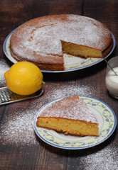 Pastel esponjoso casero y sus ingredientes