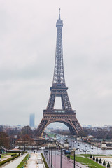 Fototapeta na wymiar Torre Eiffel Nublado Paris Francia