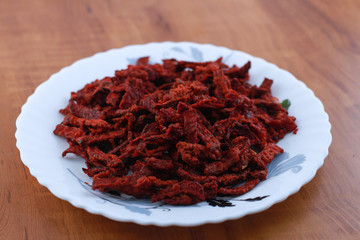 closeup image of beetroot chips 