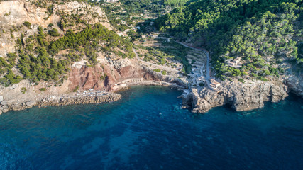 PLaya de Estellencs en la sierra de Tramuntana en Mallorca en la montaña hecha con dron imagen...