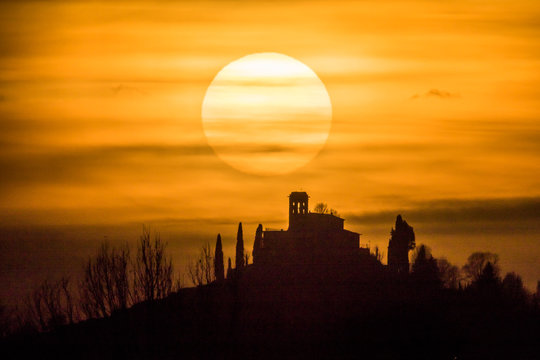 TRAMONTO  DI SOLE SULLA CHIESA DI MONTEVECCHIA
