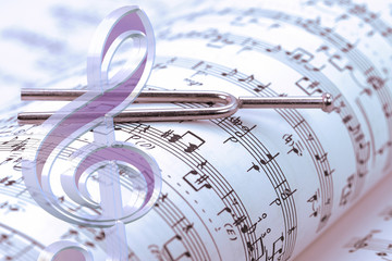 Notenschlüssel und Stimmgabel auf Musiknoten