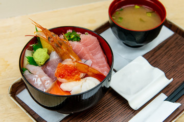 マグロ、エビ、ハマチ、イクラ、サーモン、イカなどの海鮮丼と味噌汁
