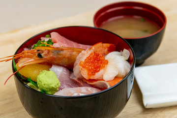 マグロ、エビ、ハマチ、イクラ、サーモン、イカなどの海鮮丼と味噌汁