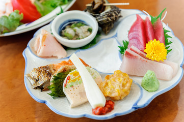 居酒屋のおつまみの盛り合わせ