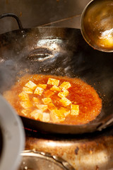 中華鍋と麻婆豆腐（マーボドウフ）　調理シーン