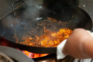 中華鍋と麻婆豆腐（マーボドウフ）　調理シーン