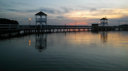 Fototapeta na wymiar pomost na kąpielisku po zachodzie słońca