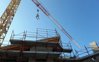 Lavori in corso nel cantiere edile in primavera - ripresa delle attività