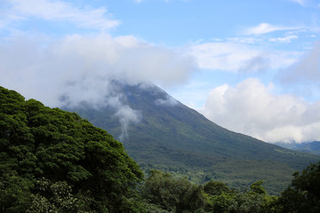 Obraz na płótnie Canvas View of Arenal Volcano in a cloudy day 