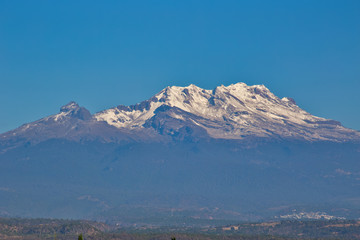 Fototapeta na wymiar Iztaccihuatl volcano with blue sky