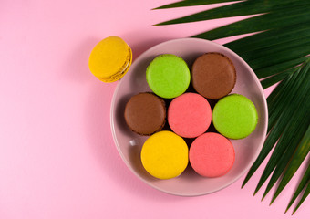 Naklejka premium .macaroons in a plate on a pink background