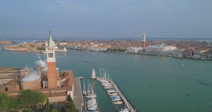 Ripresa laterale del Bacino di San Marco, con San Giorgio e Punta della Dogana.