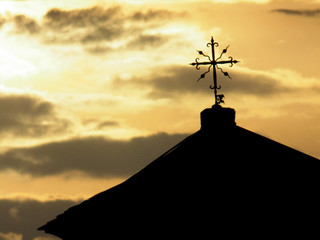 Tetto campanile al tramonto