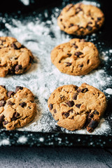 Cookies fait maison aux pépites de chocolat et noisettes sur la grille du four
