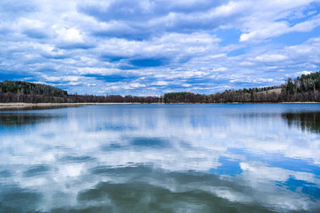 Odbite chmury w tafli