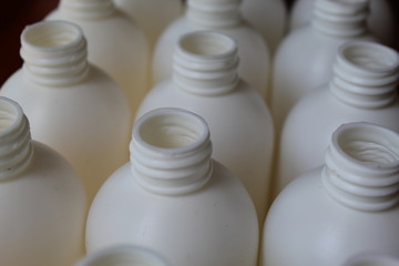 botes de plástico en blanco