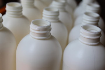 botes de plástico en blanco