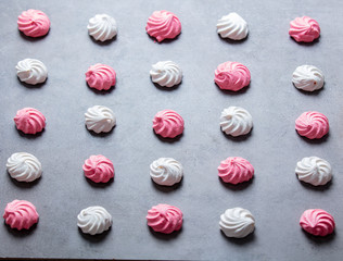 Obraz premium pink and white meringues on a gray background