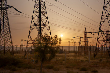 Centrale et pylône électrique dans le désert 