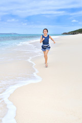 ビーチで走る女の子(沖縄　宮古島　長間浜)