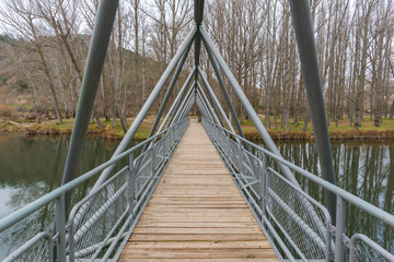 Puente de madera en paseo Machado (Soria, España).