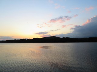 Fototapeta na wymiar 日本の田舎の風景　9月　川辺の夕景　空を映す水鏡