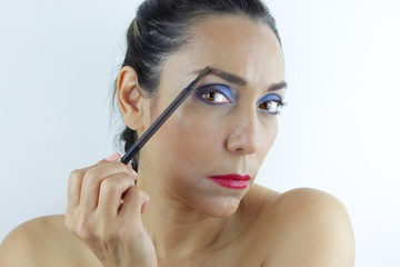 Obraz premium Beautiful woman fixing her eye brows