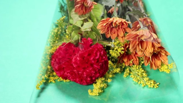 セロファンに包まれた花束