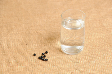 水か白湯で薬を飲む