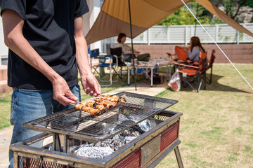 家でバーベキューする家族