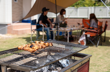 家の庭でbbq