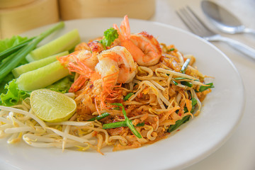 Fried noodle Thai style with prawns or padthai