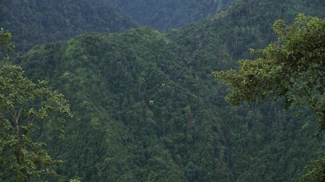 Telef&eacute;rico imponente entre monta&ntilde;as