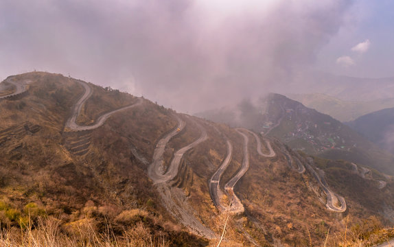 Three Level Zigzag road is probably the most dizzying road in the world. Located in the Sikkim Indian state, in the Himalayan mountains, the road includes more than 100 hairpins in just 30km.