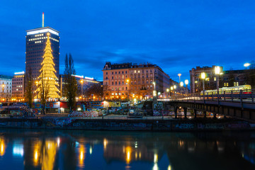 Fototapeta na wymiar Wien Donaukanal Weihnachten