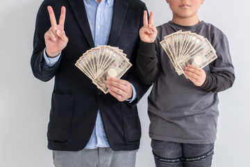 親子で10万円持っている　給付金　子供手当　money 笑顔