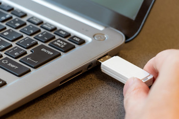 パソコンにUSBメモリーを接続
