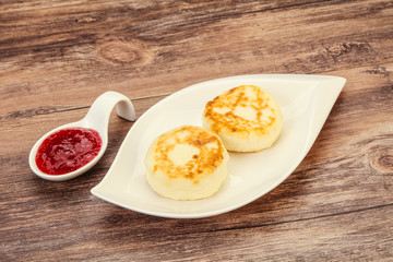 Cottage cheese pancakes with strawberry jam
