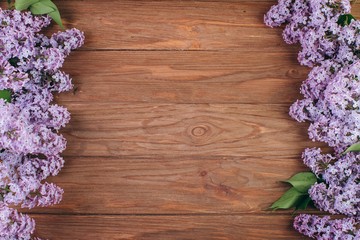 Obraz na płótnie Canvas lilac flowers on wooden background