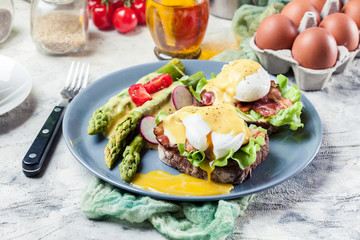 Sandwiches with bacon, poached egg and asparagus