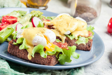 Sandwiches with bacon, poached egg and asparagus