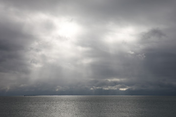 Obraz premium Rai de lumière sur la mer