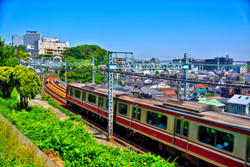 Plakat 【神奈川】京急列車と横須賀都市風景