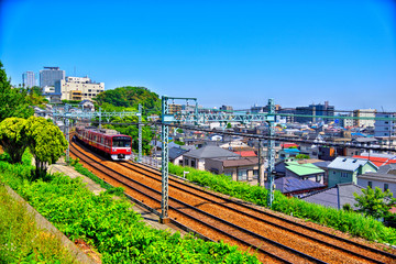 Fototapeta na wymiar 【神奈川】京急列車と横須賀都市風景