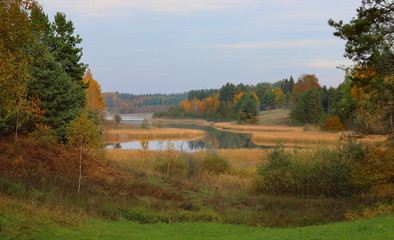 Jesienny widok na jezioro