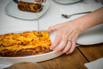 torta di mele con caramello e panna montata fatta in casa