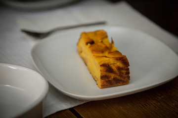 torta di mele con caramello e panna montata fatta in casa